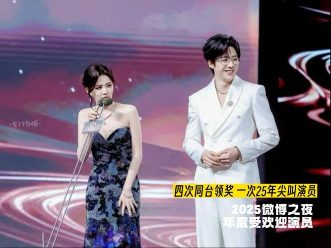 杨紫杨幂辛芷蕾后台团建 白鹿称刘宇宁为内娱同桌