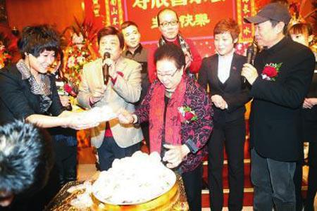 直击明星生日趴奢靡场面:大小S制服秀色诱老公