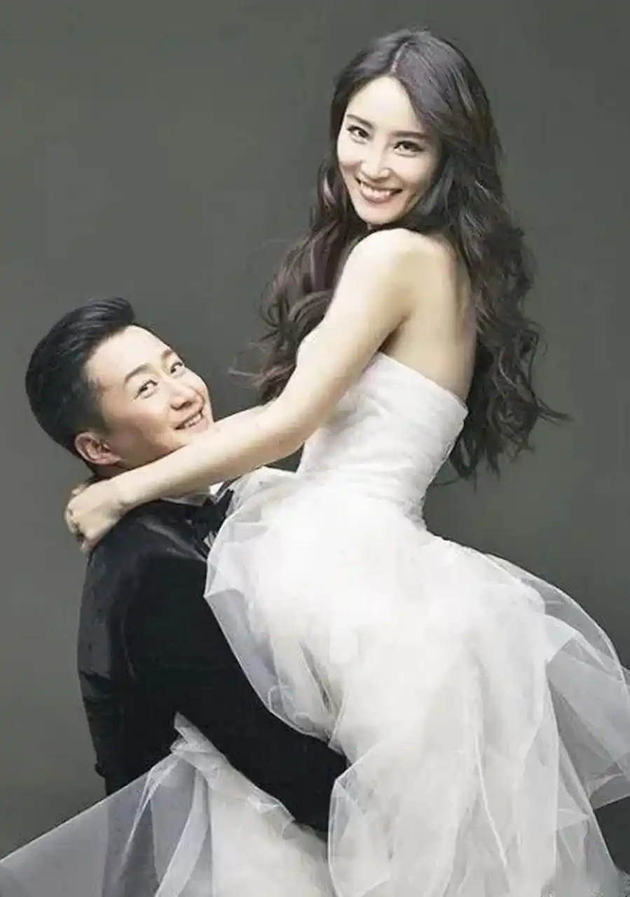 娱乐圈夫妻有哪些照片_张若昀唐艺昕甜蜜互动_娱乐圈模范夫妻