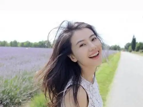 高圆圆迷人微笑_拥有迷人微笑的女星_女明星的笑容